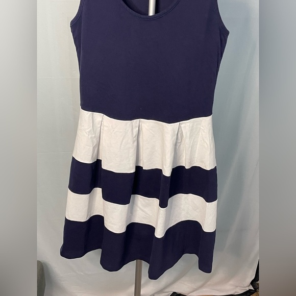 Duffield Lane. LUDINGTON DRESS IN NAVY & WHITE COLORBLOCK. UPF50+ MEDIUM - Picture 2 of 8